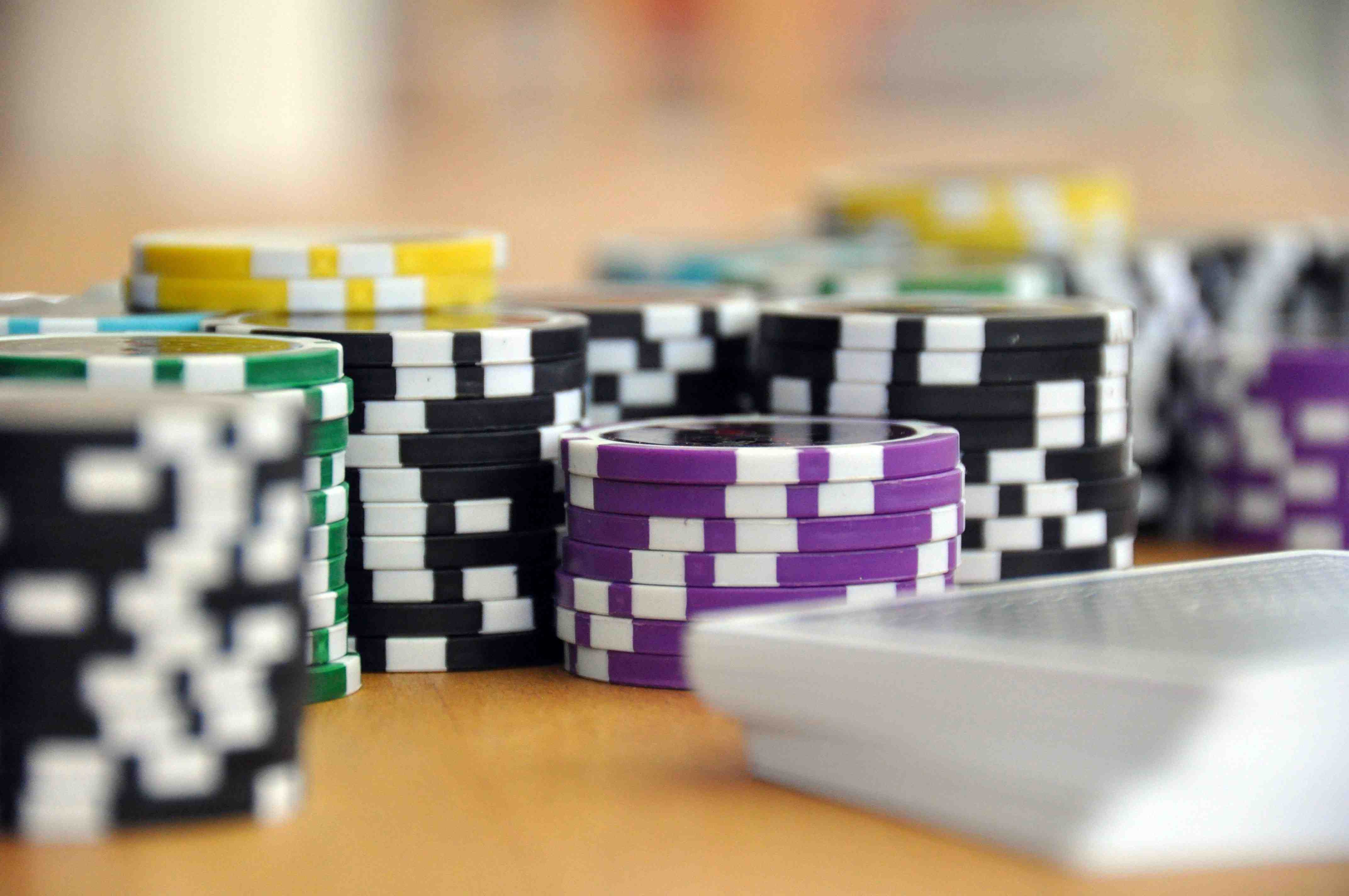 Chơi slot online và live casino trên ứng dụng di động jbo
